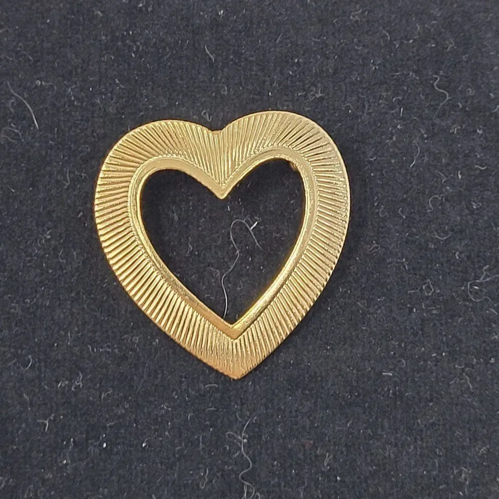 Vintage VALENTINES DAY Gold Tone Etched Heart Brooch Pin Pendant Gift Collectibl